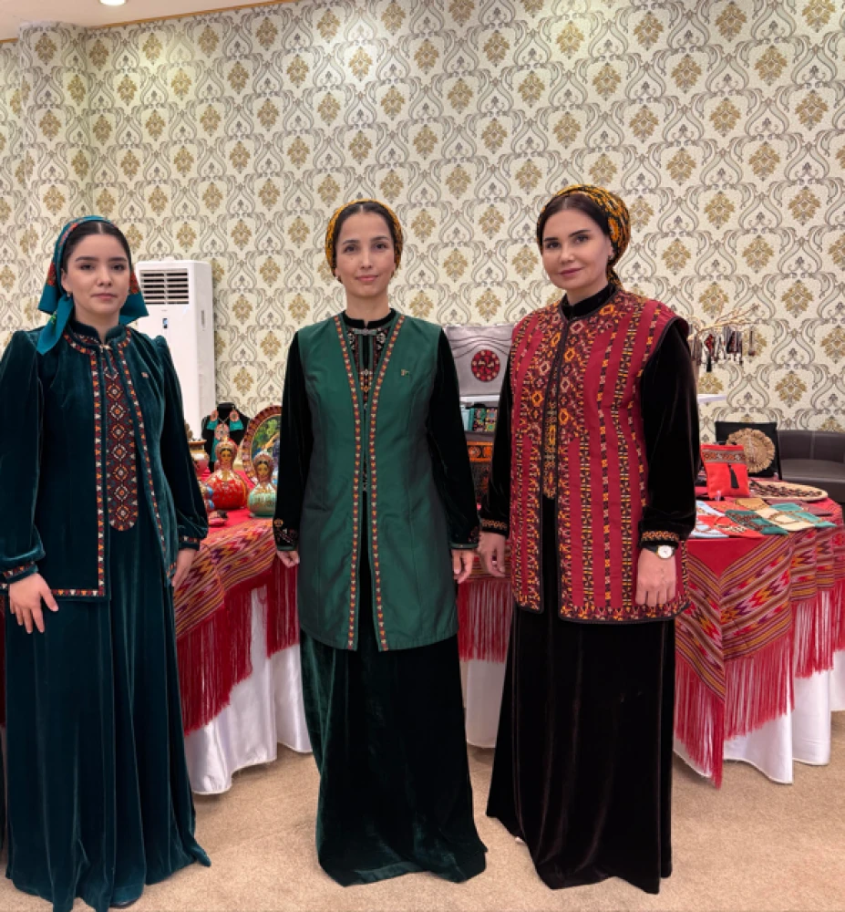 TÜRKMEN MILLI LYBASLARYNYŇ GÖRKEZILIŞ DABARASY GEÇIRILDI